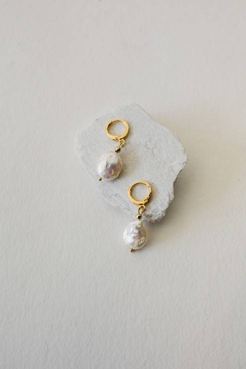 Delicate Hiu earrings with a large pearl