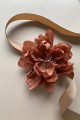 2a-jedwabny-kwiat-herbaciany-broszka-decolove-silk-flower-pin.jpg