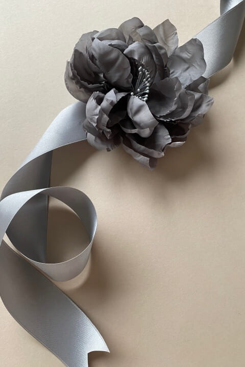 7-jedwabny-kwiat-szary-broszka-decolove-silk-flower-pin.jpg