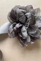 7b-jedwabny-kwiat-szary-broszka-decolove-silk-flower-pin.jpg