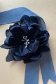 8a-jedwabny-kwiat-granatowy-broszka-decolove-silk-flower-pin.jpg